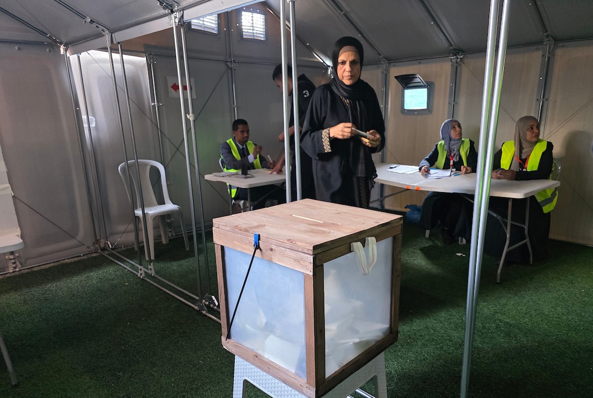 الفلسطينيون يدلون بأصواتهم في مركز اقتراع خلال الانتخابات البلدية في دير البلح، قطاع غزة، في 25 أبريل/نيسان 2026 بعد أكثر من 20 عاما، (صورة: طارق محمد)