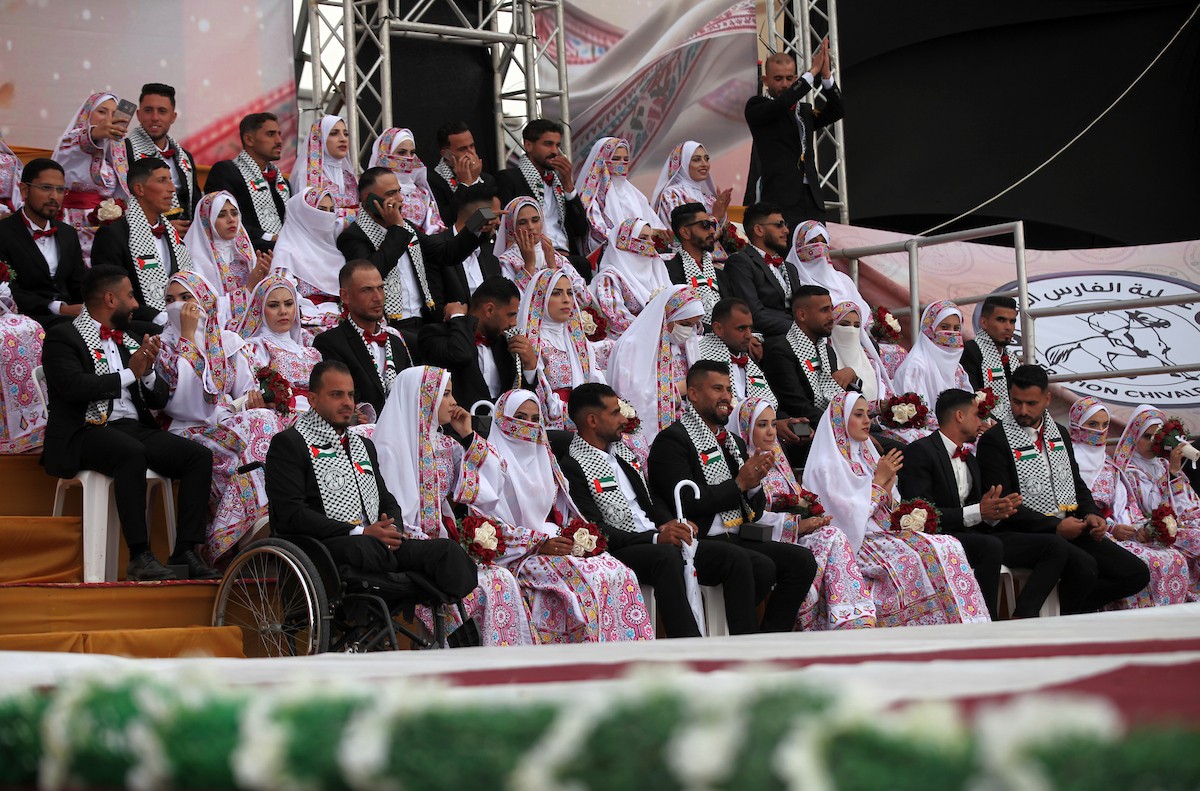 حفل زفاف جماعي لنحو 300 عروس وعريس، تحت عنوان فستان الفرح 2، نظمته مؤسسة الفارس الشم في دير البلح، وسط قطاع غزة، في 24 أبريل/نيسان 2026، (صورة: معز صالحي)