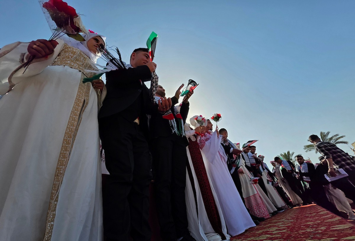 فلسطينيون يشاركون في حفل زفاف جماعي لخمسين عريساً فقدوا أفراداً من عائلاتهم خلال الحرب، ضمن مبادرة بعنوان أفراح رغم الجراح، في خان يونس، جنوب قطاع غزة. 26 أبريل/نيسان 2026، (تصوير: طارق محمد)