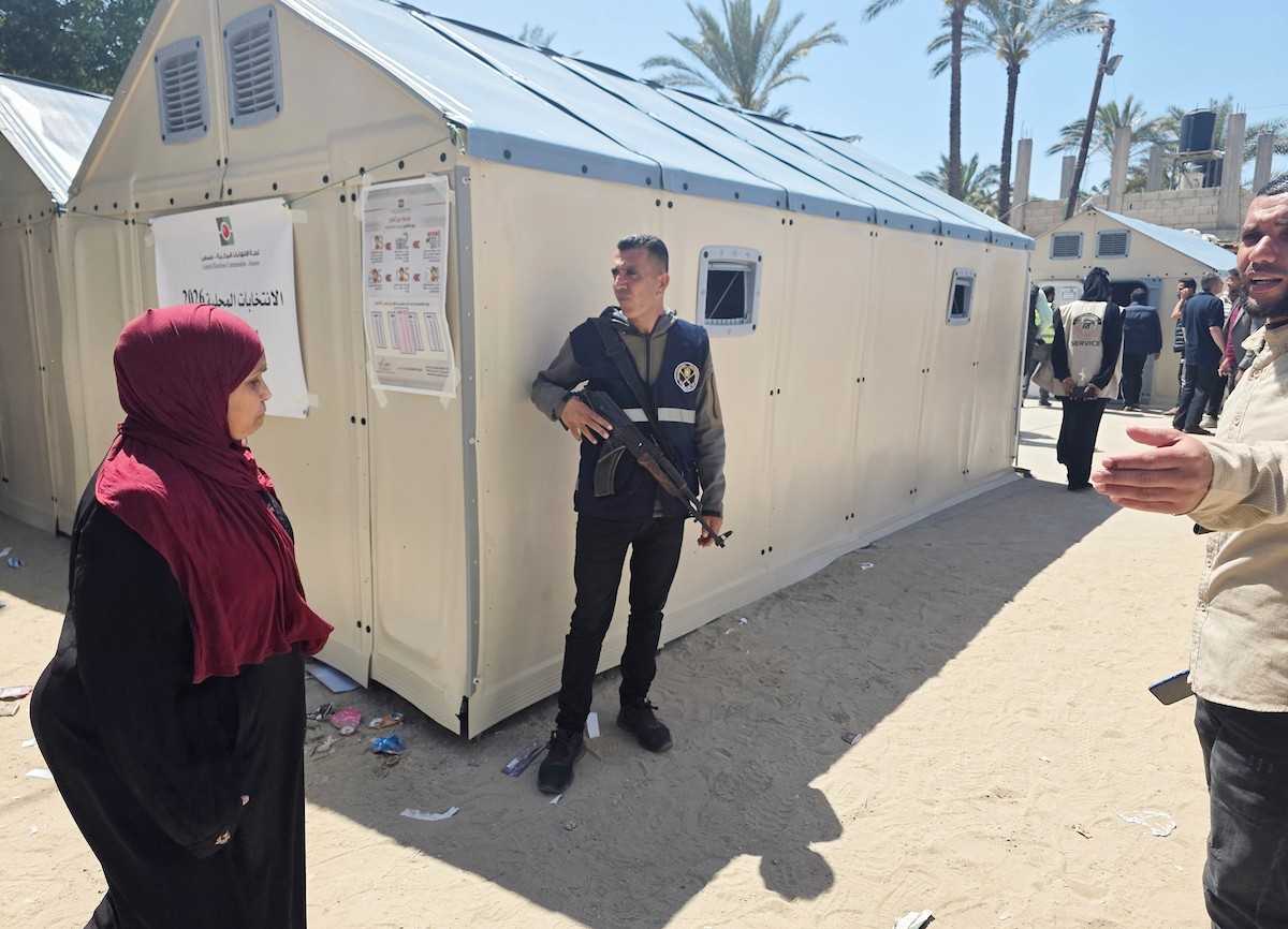 قوات من الشرطة الفلسطينية وعناصر الأمن الخاص تشارك في تأمين الانتخابات البلدية في دير البلح، وسط قطاع غزة، في 25 أبريل/نيسان 2026. وتُعدّ هذه الانتخابات الأولى التي تُجرى في غزة منذ أكثر من 20 عاماً، والأولى في الضفة الغربية منذ اندلاع الحرب. (صورة: طارق محمد)