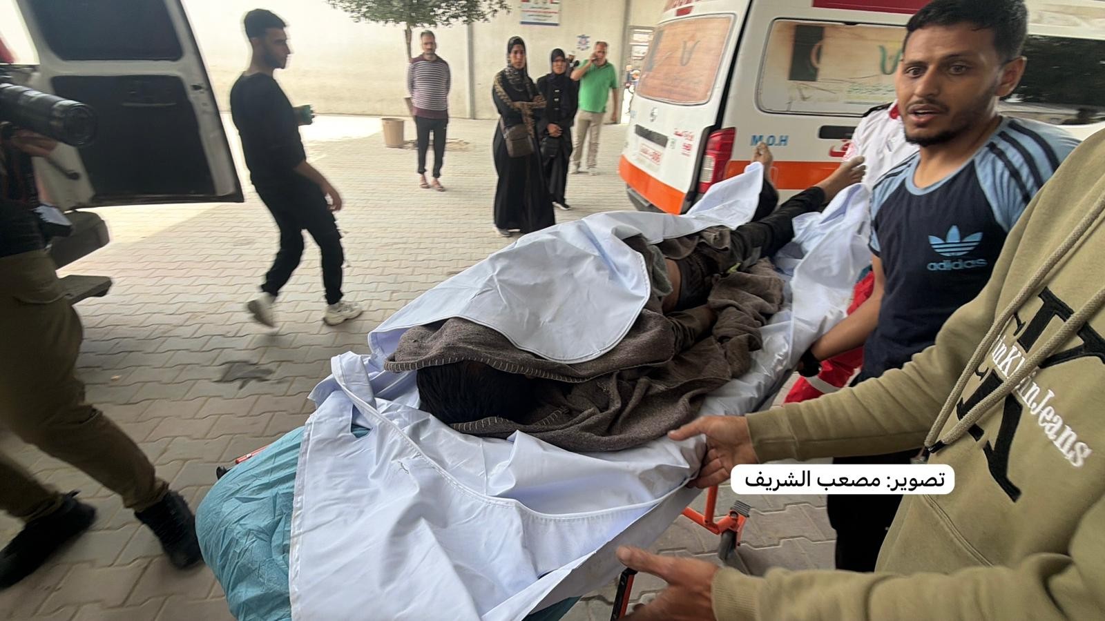 وصول شهيد الى مستشفى الشفاء في مدينة غزة اثر إصابته برصاص الاحتلال العشوائي في محيط مسجد الرباط في مشروع بيت لاهيا في شمال غزة.jpg