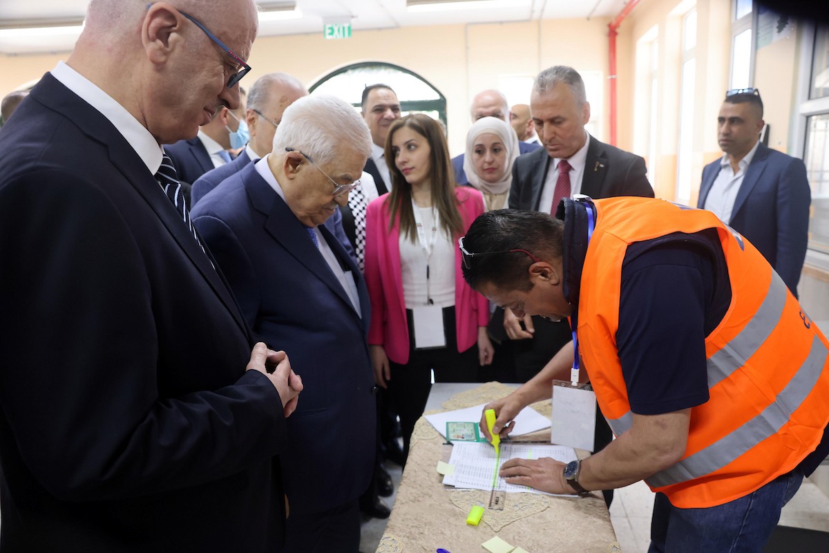 الرئيس الفلسطيني محمود عباس (أبومازن) يدلي بصوته خلال الانتخابات البلدية في رام الله بالضفة الغربية، في 25 أبريل/نيسان 2026. وتُعدّ هذه الانتخابات الأولى التي تُجرى في دير البلح وسط قطاع غزة منذ عشرين عاماً، والأولى في الضفة الغربية منذ اندلاع الحرب. (صورة: ثائر غنايم)