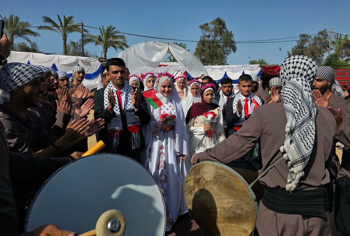 فلسطينيون يشاركون في حفل زفاف جماعي لخمسين عريساً فقدوا أفراداً من عائلاتهم خلال الحرب، ضمن مبادرة بعنوان أفراح رغم الجراح، في خان يونس، جنوب قطاع غزة. 26 أبريل/نيسان 2026، (تصوير: طارق محمد)