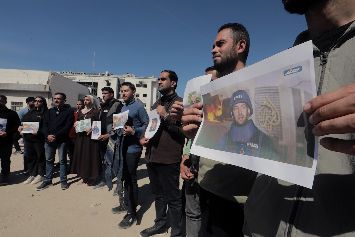 شارك صحفيون فلسطينيون في مظاهرة تنديداً باغتيال إسرائيل لمراسل قناة الجزيرة مباشر محمد وشاح، في ساحة مستشفى الشفاء بمدينة غزة، بتاريخ 9 أبريل/نيسان 2026. (صورة: بلال أسامة)