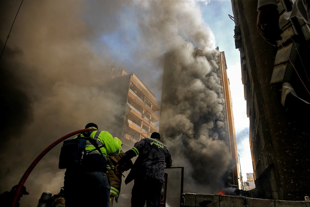 8 أبريل/نيسان 2026، بيروت، لبنان: يتصاعد الدخان من الضاحية الجنوبية لبيروت، معقل حزب الله الموالي لإيران، عقب موجة من الغارات الجوية الإسرائيلية المتزامنة (حقوق الصورة: © مروان نعماني/وكالة الأنباء الألمانية ZUMA Press/APA Images)