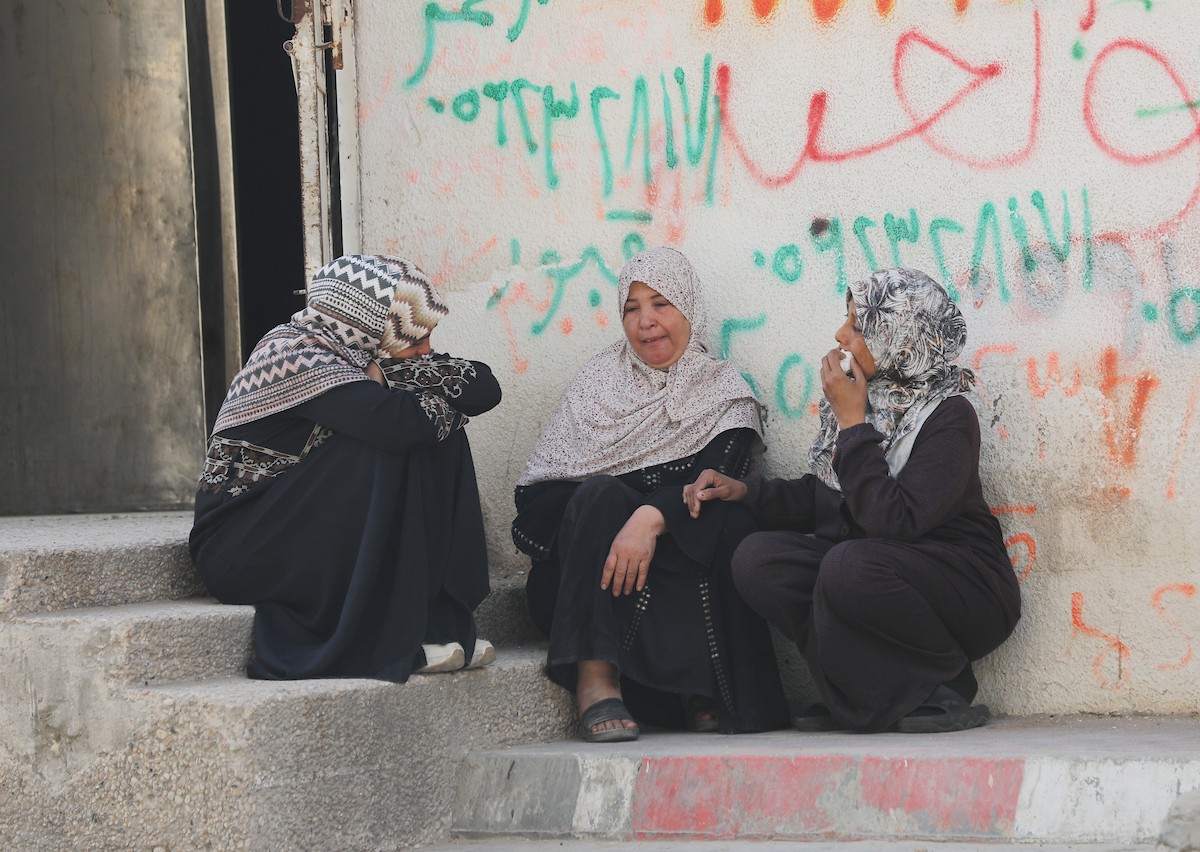 فلسطينيون ينوحون على جثامين مدنيين سقطوا في غارة إسرائيلية شمال قطاع غزة، خلال جنازة أقيمت في مستشفى الشفاء بمدينة غزة، في 26 أبريل/نيسان 2026. صورة: بلال أسامة