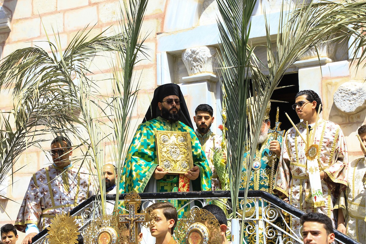 حضر مسيحيون أرثوذكس مقيمون في مدينة غزة، قداسًا في كنيسة القديس بورفيريوس احتفالًا بأحد الشعانين، الذي يُحيي ذكرى دخول السيد المسيح إلى القدس واستقبال الشعب له بأغصان النخيل، 5 أبريل/نيسان 2026. تصوير: هاشم زامو/apaimages