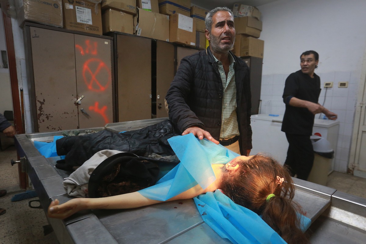 ودّع فلسطينيون جثمان الطفلة ريتاج عبد الرؤوف ريحان، البالغة من العمر 13 عامًا، في مستشفى الشفاء بمدينة غزة. وقد استشهدت ريتا بنيران الجيش الإسرائيلي التي استهدفت خيام النازحين في بيت لاهيا شمال قطاع غزة. 9 أبريل/نيسان 2026. صورة: بلال أسامة