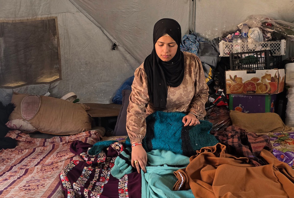 قبل أيام من موعد زفافها، فوجئت الشابة الفلسطينية أماني أبو سلمى بتلف جهازها بالكامل، بعد أن دمرت القوارض مقتنياتها داخل خيمتها في أحد مخيمات النزوح بمدينة خان يونس جنوب قطاع غزة.19 أبريل/نيسان 2026، (تصوير: طارق محمد )