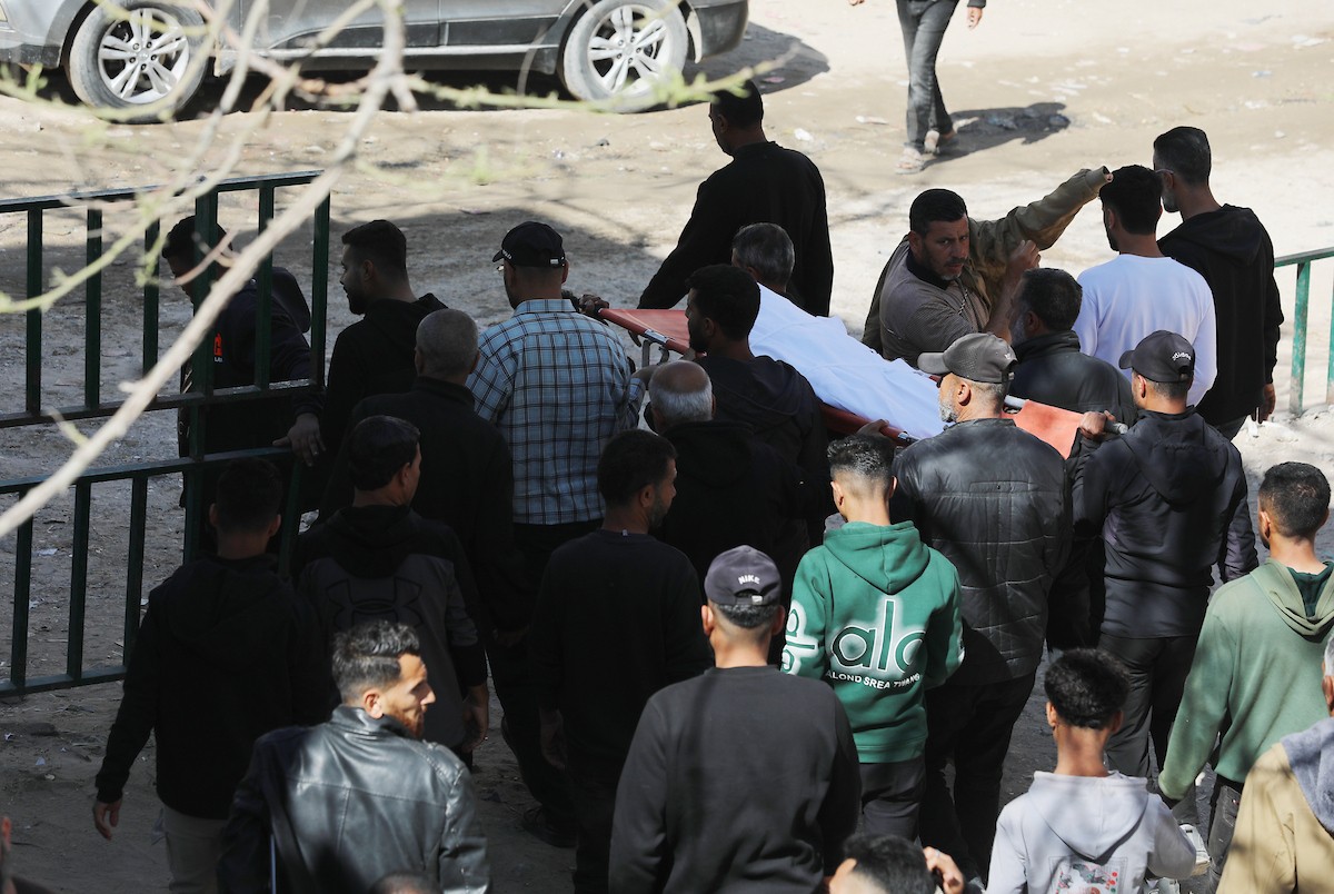 ودّع فلسطينيون جثامين 5 مواطنين بينهم 3 أطفال في مستشفى الشفاء بمدينة غزة، وكانوا قد سقطوا ليلة أمس في غارة إسرائيلية بمنطقة بيت لاهيا شمال قطاع غزة. 23 أبريل/نيسان 2026. صورة: بلال أسامة
