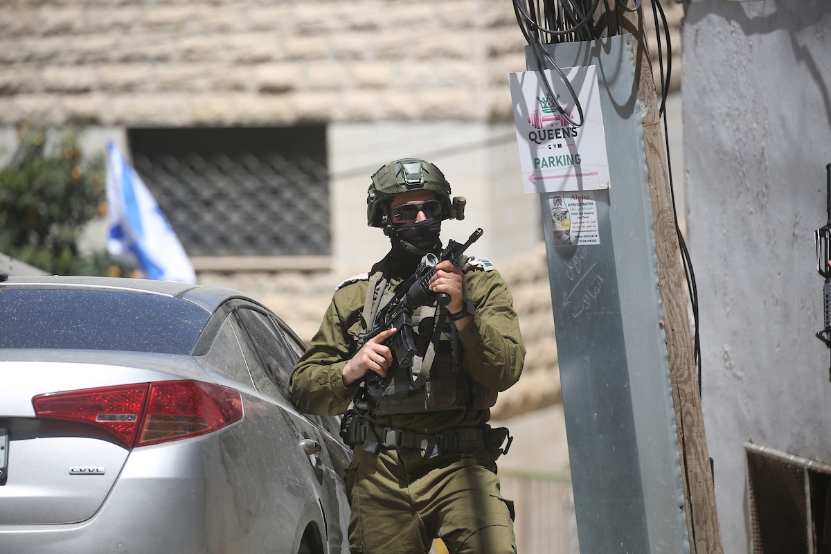 جنود إسرائيليون يقفون في أحد شوارع مدينة نابلس شمال الضفة الغربية، في 23 أبريل/نيسان 2026، خلال غارة للجيش الإسرائيلي. (صورة: محمد ناصر)