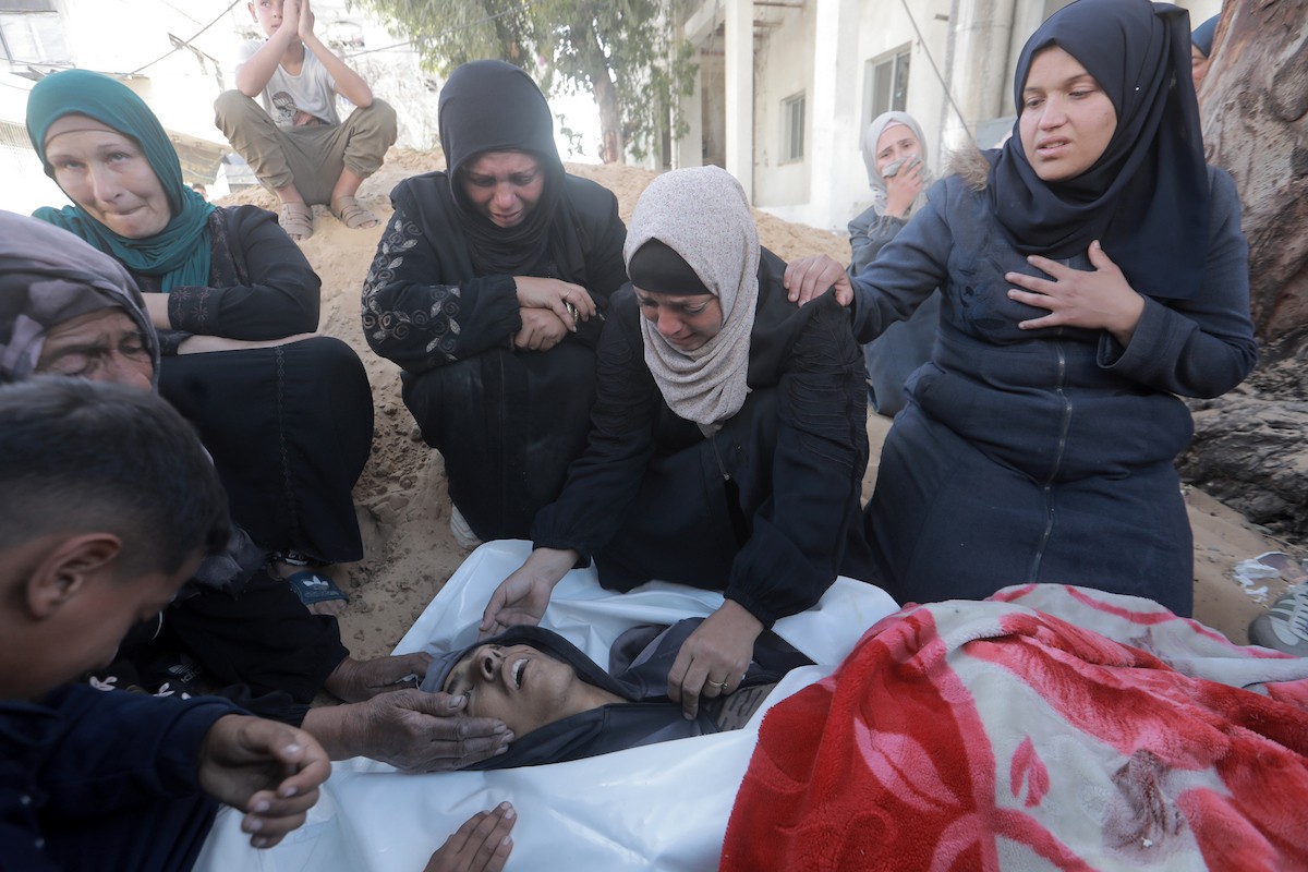 جثمان فلسطيني، قُتل بنيران دبابة إسرائيلية في منطقة بيت لاهيا شمال قطاع غزة، وفقًا لما أفاد به المسعفون، وذلك قبل تشييعه في مستشفى الشفاء بمدينة غزة في 11 أبريل/نيسان 2026.(صورة: بلال أسامة)