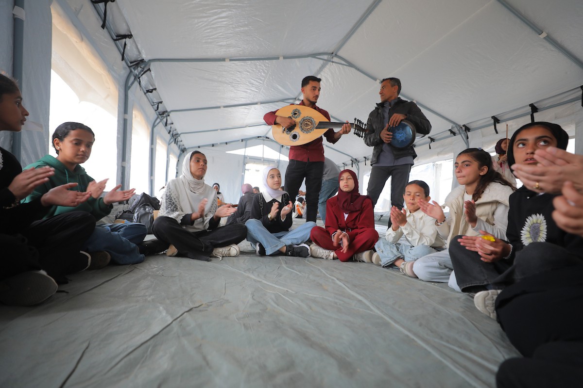 يشارك أطفال فلسطينيون في أنشطة ترفيهية ودعم نفسي اجتماعي في مخيم الزهور للنازحين في مخيم النصيرات للاجئين وسط قطاع غزة. 26 أبريل/نيسان 2026، (تصوير: حسن الجديدي)
