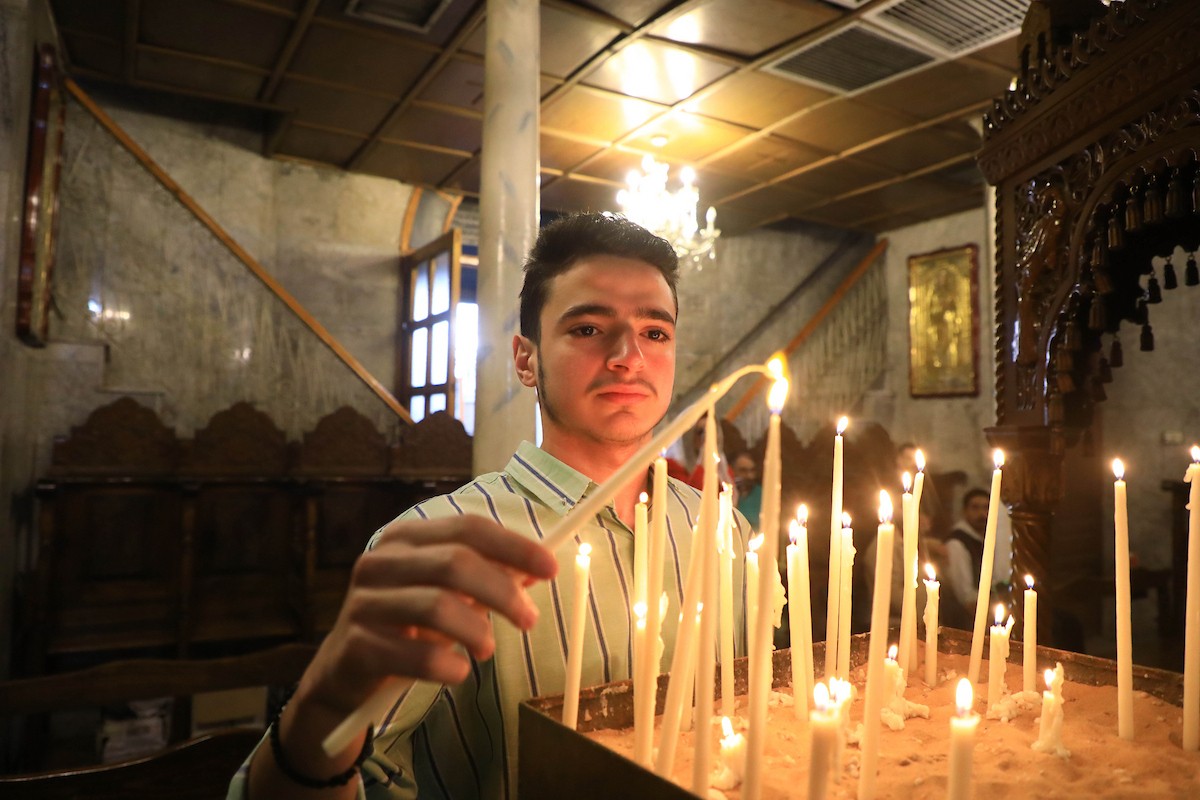 حضر مسيحيون أرثوذكس مقيمون في مدينة غزة، قداسًا في كنيسة القديس بورفيريوس احتفالًا بأحد الشعانين، الذي يُحيي ذكرى دخول السيد المسيح إلى القدس واستقبال الشعب له بأغصان النخيل، 5 أبريل/نيسان 2026. تصوير: هاشم زامو/apaimages