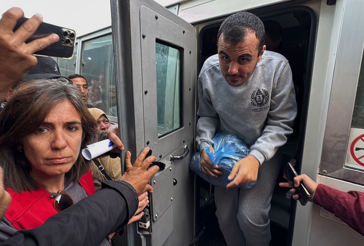 وصل اثنا عشر أسيرًا فلسطينيًا، بينهم امرأة، كانوا قد أُفرج عنهم من سجون الاحتلال الإسرائيلي، إلى مستشفى شهداء الأقصى في دير البلح، وسط قطاع غزة، في 15 أبريل/نيسان 2026، (صورة: أحمد إبراهيم)