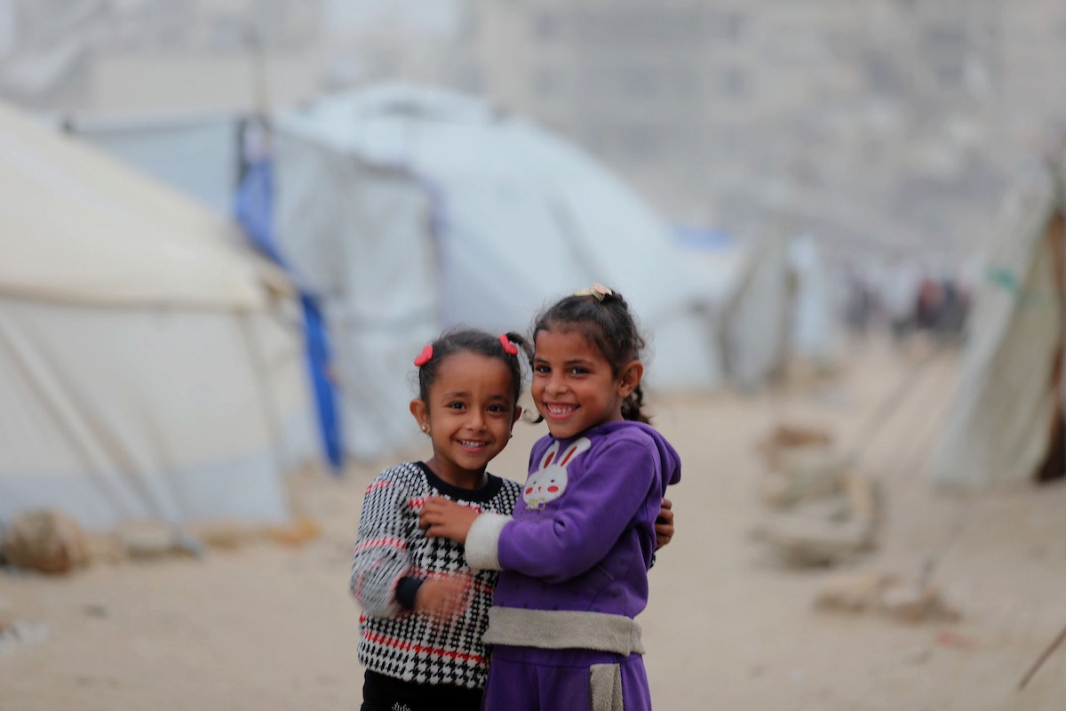 يقضي أطفال فلسطينيون أوقاتهم على شاطئ  غزة، باحثين عن ملاذ من حرارة الشمس وضغوط الحياة اليومية، في ظلّ الظروف الإنسانية المتردية التي يواجهها سكان القطاع جراء الحرب الدائرة، 17 أبريل/نيسان 2026. تصوير: بلال أسامة