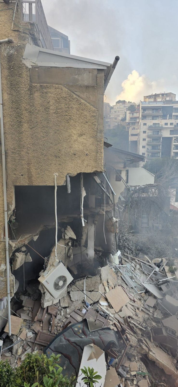 آثار الدمار عقب سقوط شظايا صاروخية في حيفا جراء صاروخ إيراني وإصابة 10 أشخاص بينهم مسن بجراح خطيرة 11.jpg