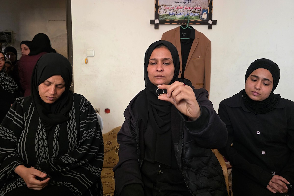 تعيش عائلة الفلسطيني درويش العتال في خان يونس جنوب قطاع غزة حالة من الحزن العميق، بعدما فقدت ابنها إثر غارة جوية إسرائيلية قبل يومين فقط من موعد زفافه، 23 أبريل/نيسان 2026. تصوير: طارق محمد