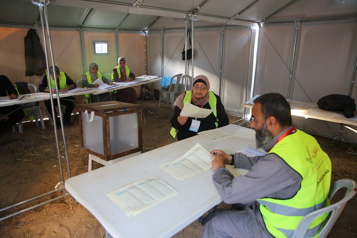 فرز أصوات الناخبين داخل مركز اقتراع في دير البلح، في 25 أبريل/نيسان 2026. وقد جرت الانتخابات البلدية اليوم في الضفة الغربية ووسط قطاع غزة، في أول انتخابات منذ بدء حرب غزة. (صورة: هادي داود)
