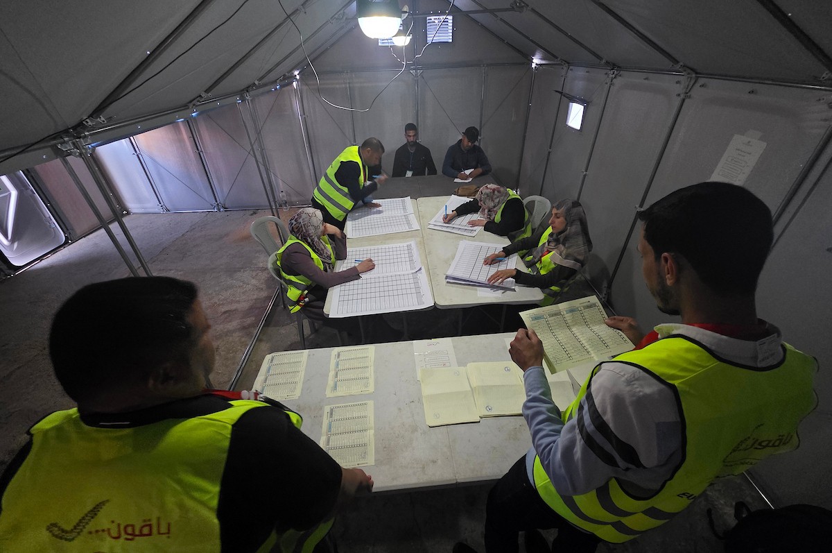 لجنة الانتخابات تُجري فرز قوائم المرشحين في الانتخابات المحلية الأولى في دير البلح وسط قطاع غزة منذ أكثر من عقدين، والأولى في الضفة الغربية منذ بدء حرب السابع من أكتوبر/ تشرين الأول 2023، 25 أبريل/نيسان 2026. (صورة: طارق محمد)