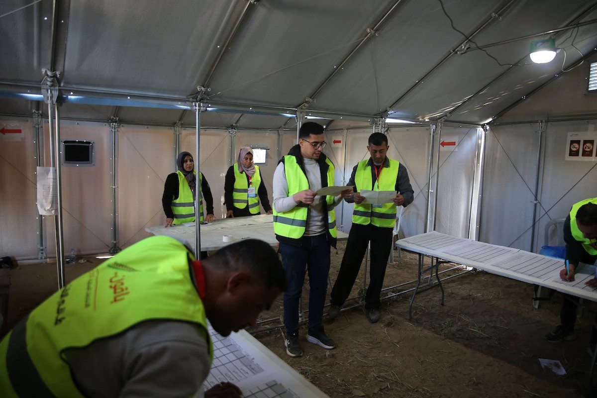 فرز أصوات الناخبين داخل مركز اقتراع في دير البلح، في 25 أبريل/نيسان 2026. وقد جرت الانتخابات البلدية اليوم في الضفة الغربية ووسط قطاع غزة، في أول انتخابات منذ بدء حرب غزة. (صورة: هادي داود)
