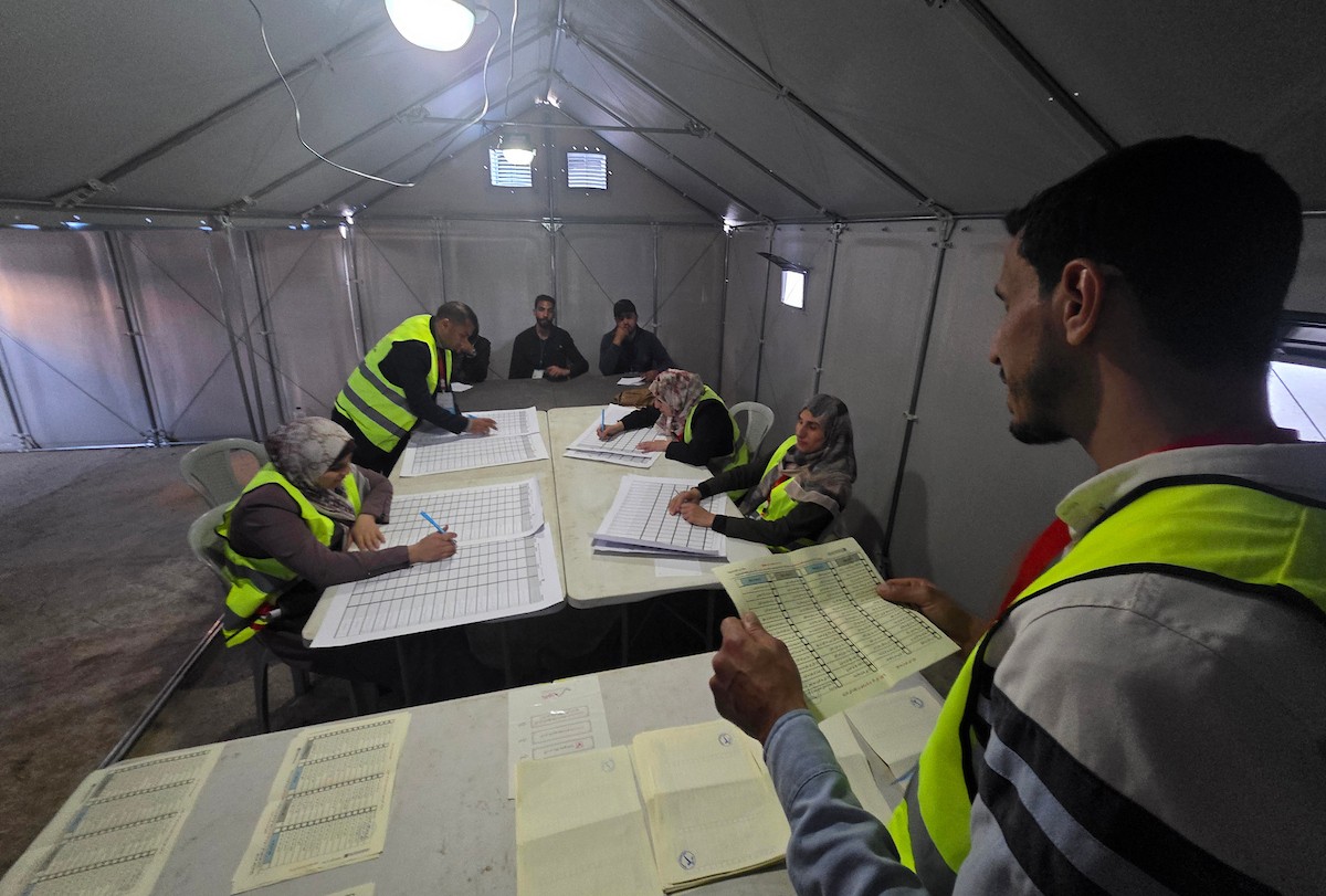 لجنة الانتخابات تُجري فرز قوائم المرشحين في الانتخابات المحلية الأولى في دير البلح وسط قطاع غزة منذ أكثر من عقدين، والأولى في الضفة الغربية منذ بدء حرب السابع من أكتوبر/ تشرين الأول 2023، 25 أبريل/نيسان 2026. (صورة: طارق محمد)