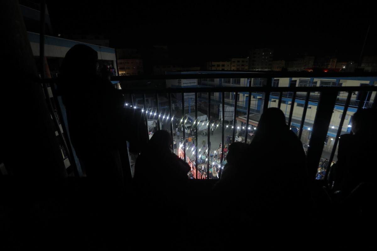 فلسطينيون نازحون يشاركون في حفل زفاف الشاب ماهر حمدية داخل مدرسة حُوّلت إلى مأوى في مخيم النصيرات، وسط قطاع غزة، 26 أبريل/نيسان 2026. (تصوير: حسن الجديدي)