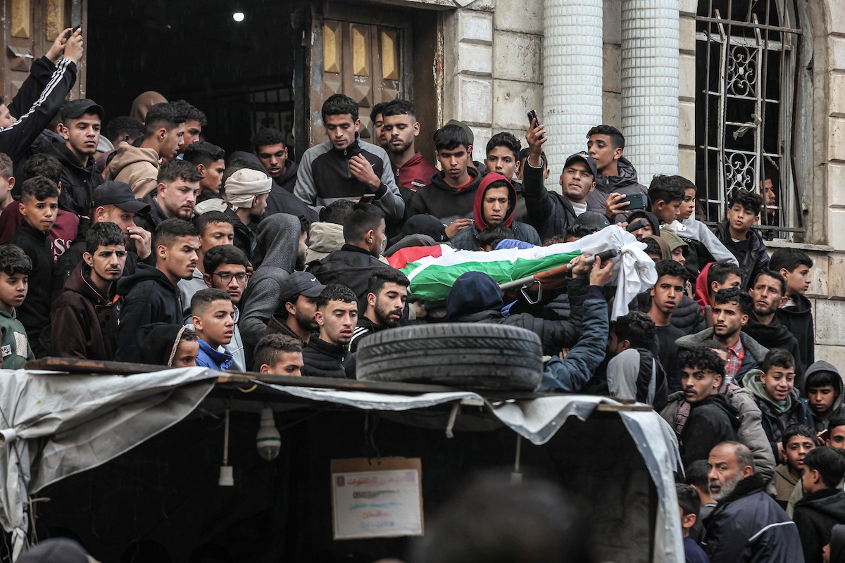 حضر أهالي غزة، في 7 أبريل/نيسان 2026، جنازة فلسطينيين استشهدوا في غارة جوية إسرائيلية استهدفت مدنيين متجمعين شرق مخيم المغازي للاجئين، في انتهاك لوقف إطلاق النار. (صورة: معز صالحي)