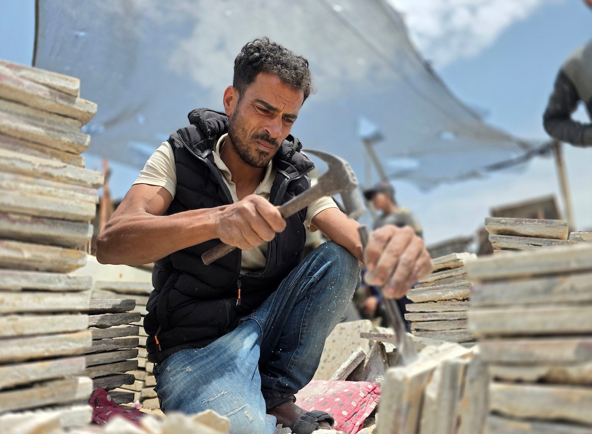 يبيع فلسطينيون موادًا مُستصلحة من أنقاض منازلهم المدمرة، بما في ذلك المعادن والخشب والأبواب ومستلزمات النظافة، في سوق للخردة بمنطقة المواصي في خان يونس جنوب قطاع غزة، في 27 أبريل/نيسان 2026 (صورة: طارق محمد)