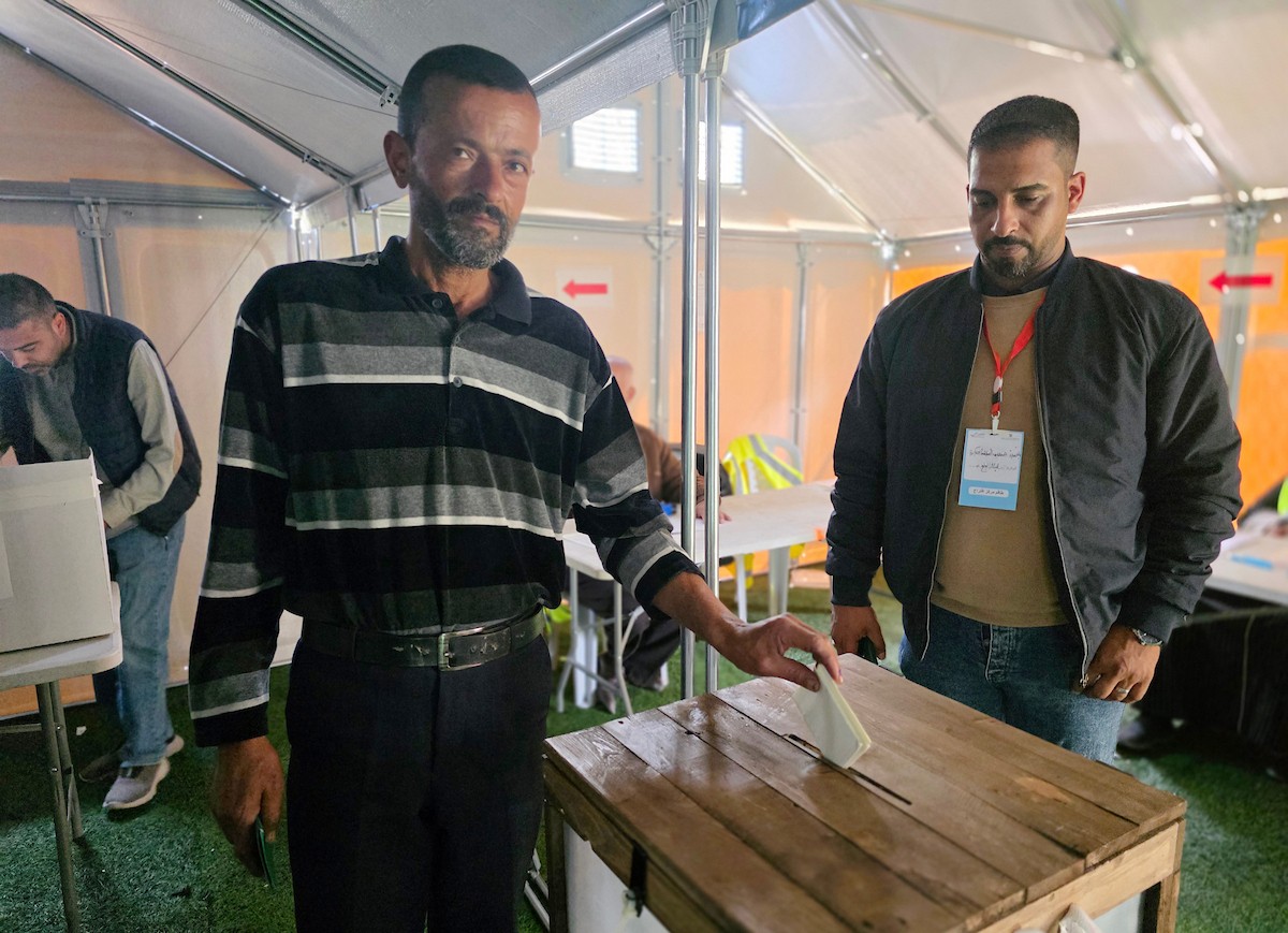الفلسطينيون يدلون بأصواتهم في مركز اقتراع خلال الانتخابات البلدية في دير البلح، قطاع غزة، في 25 أبريل/نيسان 2026 بعد أكثر من 20 عاما، (صورة: طارق محمد)