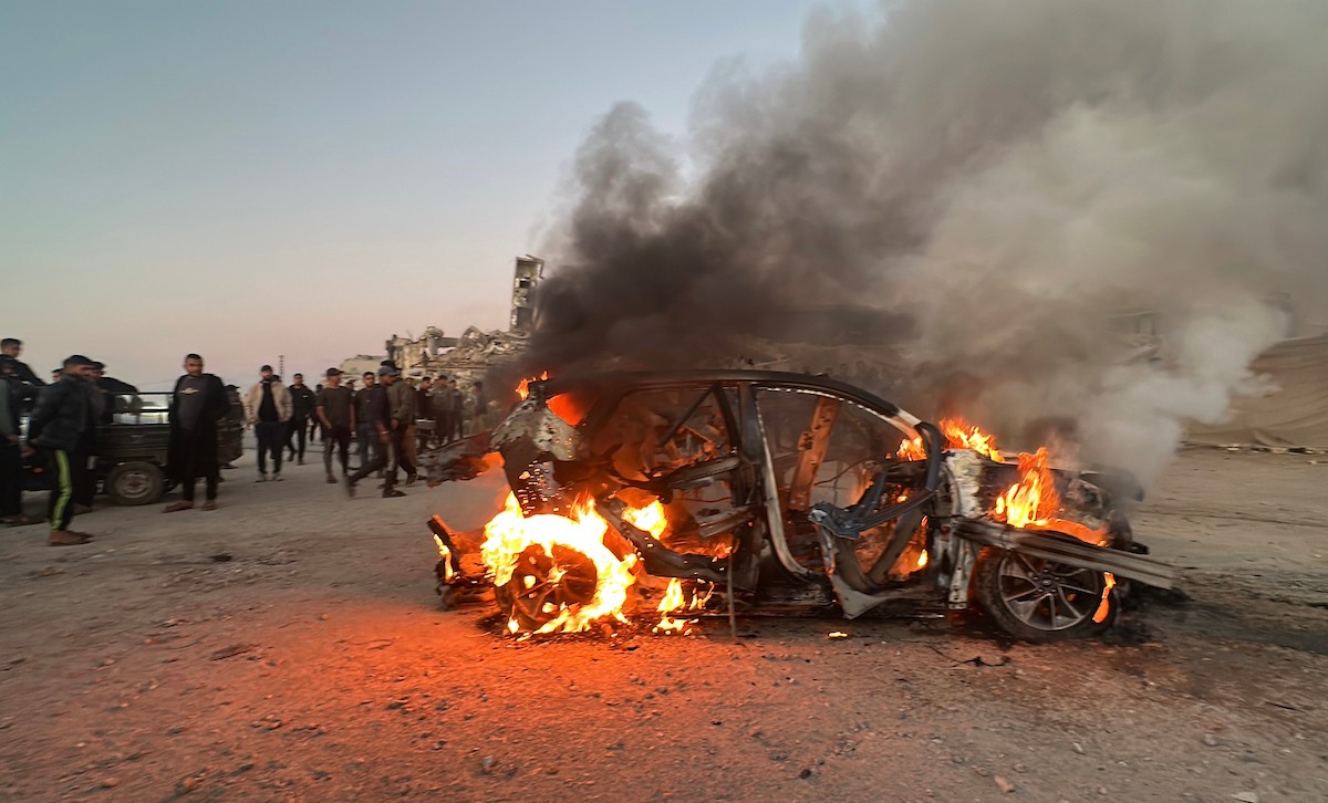 مركبة الزميل الصحفي الشهيد محمد وشاح، مراسل قناة الجزيرة مباشر بعد ان استهدفتها طائرة مسيّرة إسرائيلية غرب مدينة غزة  8 أبريل/نيسان 2026، (صورة: هادي داود )