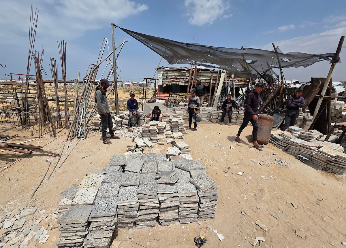 يبيع فلسطينيون موادًا مُستصلحة من أنقاض منازلهم المدمرة، بما في ذلك المعادن والخشب والأبواب ومستلزمات النظافة، في سوق للخردة بمنطقة المواصي في خان يونس جنوب قطاع غزة، في 27 أبريل/نيسان 2026 (صورة: طارق محمد)