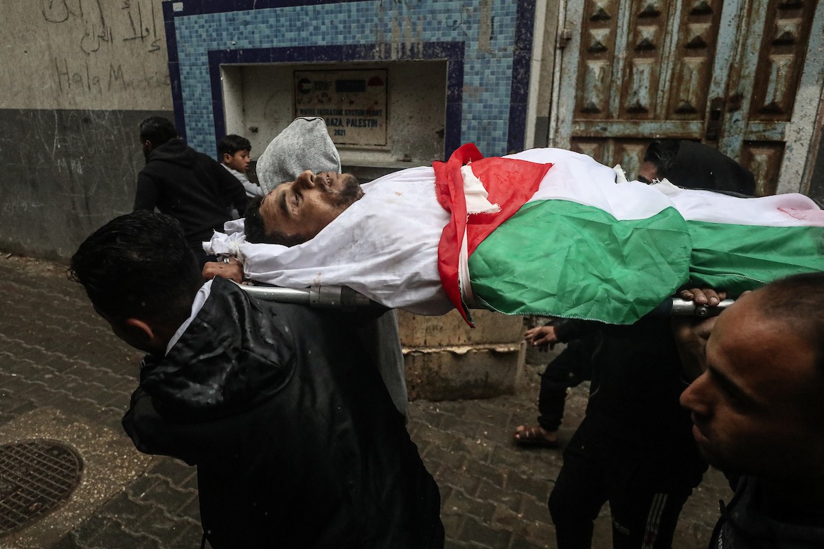 حضر أهالي غزة، في 7 أبريل/نيسان 2026، جنازة فلسطينيين استشهدوا في غارة جوية إسرائيلية استهدفت مدنيين متجمعين شرق مخيم المغازي للاجئين، في انتهاك لوقف إطلاق النار. (صورة: معز صالحي)