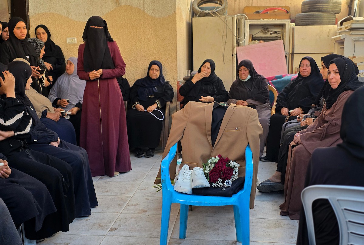 تعيش عائلة الفلسطيني درويش العتال في خان يونس جنوب قطاع غزة حالة من الحزن العميق، بعدما فقدت ابنها إثر غارة جوية إسرائيلية قبل يومين فقط من موعد زفافه، 23 أبريل/نيسان 2026. تصوير: طارق محمد