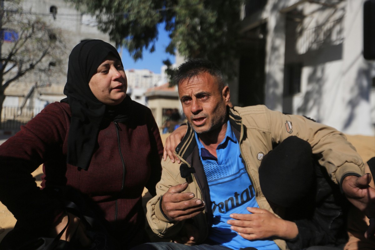 ودّع فلسطينيون جثامين 5 مواطنين بينهم 3 أطفال في مستشفى الشفاء بمدينة غزة، وكانوا قد سقطوا ليلة أمس في غارة إسرائيلية بمنطقة بيت لاهيا شمال قطاع غزة. 23 أبريل/نيسان 2026. صورة: بلال أسامة