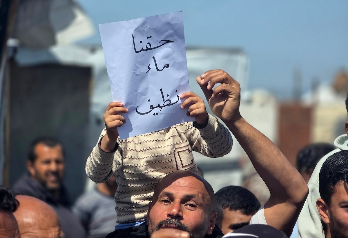 شارك فلسطينيون نازحون في اعتصام احتجاجي جنوب خان يونس، داخل مخيمات النزوح، مطالبين بإنهاء أزمة مياه الشرب، 5 أبريل/نيسان 2026. تصوير: طارق محمد (APA Images).