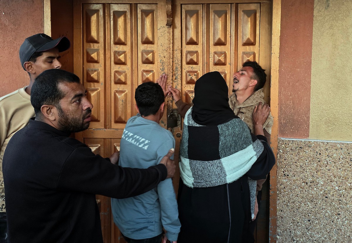 ودّع الفلسطينيون جثمان محمود إبراهيم البريم، الذي استشهد في غارات جوية إسرائيلية بطائرات مسيّرة قرب دوار أبو حامد، شرق خان يونس، جنوب قطاع غزة. 9 أبريل/نيسان 2026. تصوير: طارق محمد