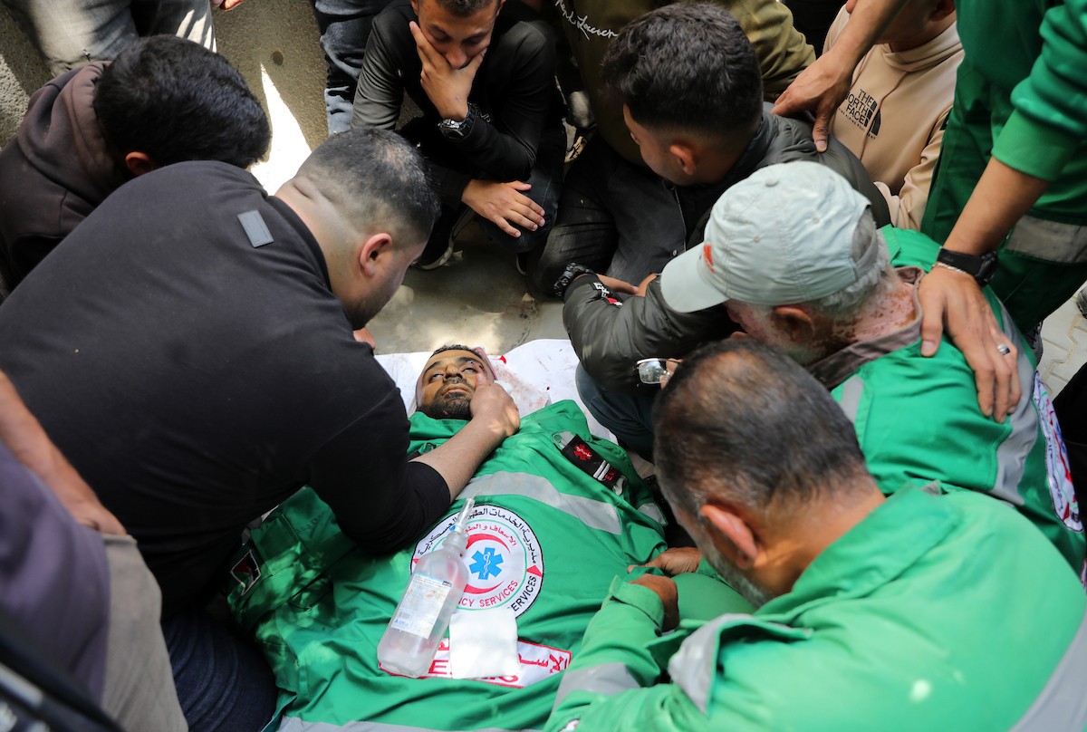 مشيعون فلسطينيون يودعون جثمان المسعف إبراهيم صقر خلال جنازته في مستشفى الشفاء بمدينة غزة في 29 أبريل/نيسان 2026. (صورة: بلال أسامة)