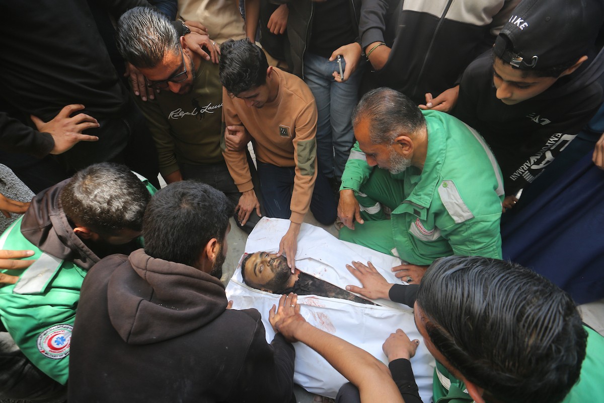 مشيعون فلسطينيون يودعون جثمان المسعف إبراهيم صقر خلال جنازته في مستشفى الشفاء بمدينة غزة في 29 أبريل/نيسان 2026. (صورة: بلال أسامة)