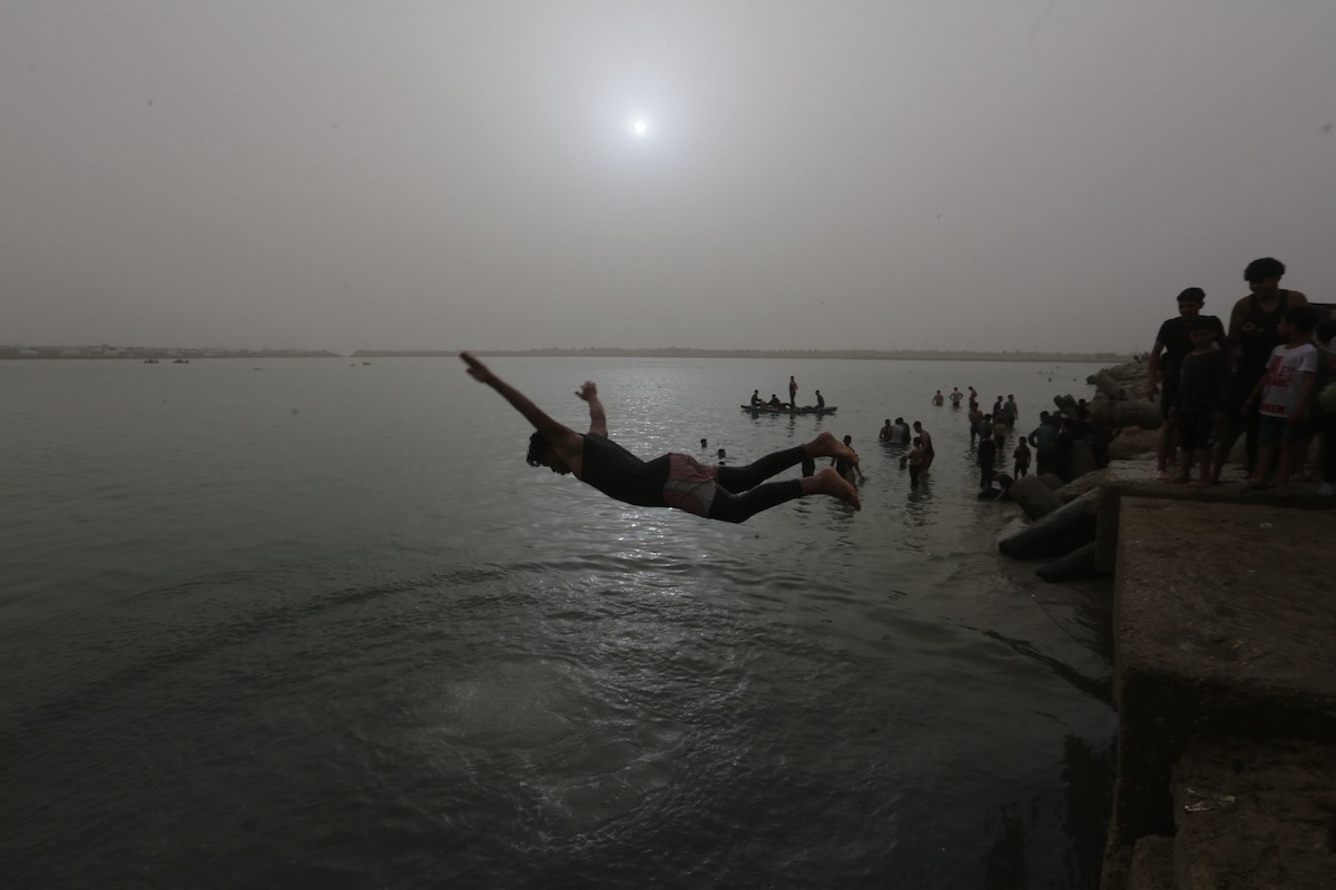 يقضي أطفال فلسطينيون أوقاتهم على شاطئ  غزة، باحثين عن ملاذ من حرارة الشمس وضغوط الحياة اليومية، في ظلّ الظروف الإنسانية المتردية التي يواجهها سكان القطاع جراء الحرب الدائرة، 17 أبريل/نيسان 2026. تصوير: بلال أسامة