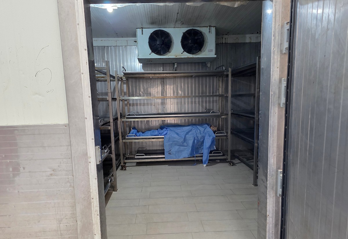 جثمان أمجد الجرف، الذي استشهد بنيران إسرائيلية قرب دوار التحلية شرق خان يونس، في مشرحة مستشفى ناصر، جنوب قطاع غزة، في 27 أبريل/نيسان 2026. (صورة: طارق محمد)