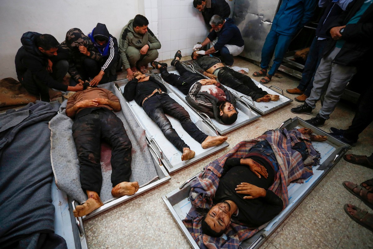 في السابع من أبريل/نيسان 2026، أقارب الضحايا يلقون نظرة أخيرة على جثامين فلسطينيين سقطوا في غارة جوية إسرائيلية شرق مخيم المغازي للاجئين، داخل مستشفى شهداء الأقصى في دير البلح بوسط قطاع غزة.  (صورة: أحمد إبراهيم)