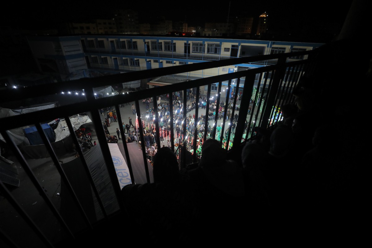 فلسطينيون نازحون يشاركون في حفل زفاف الشاب ماهر حمدية داخل مدرسة حُوّلت إلى مأوى في مخيم النصيرات، وسط قطاع غزة، 26 أبريل/نيسان 2026. (تصوير: حسن الجديدي)