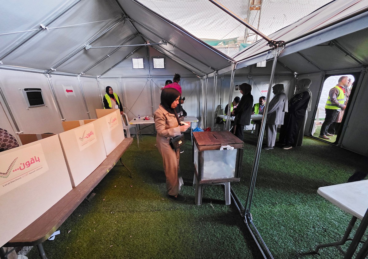 الفلسطينيون يدلون بأصواتهم في مركز اقتراع خلال الانتخابات البلدية في دير البلح، قطاع غزة، في 25 أبريل/نيسان 2026 بعد أكثر من 20 عاما، (صورة: طارق محمد)