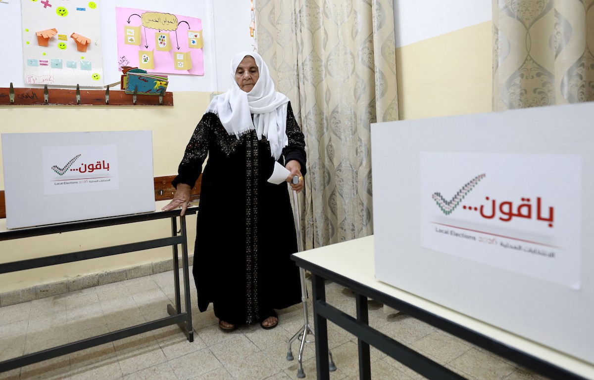 الفلسطينيون يدلون بأصواتهم خلال الانتخابات البلدية لعام 2026 في قرية السرة، غرب نابلس في الضفة الغربية، في 25 أبريل/نيسان 2026. (صورة: أيمن أمين)