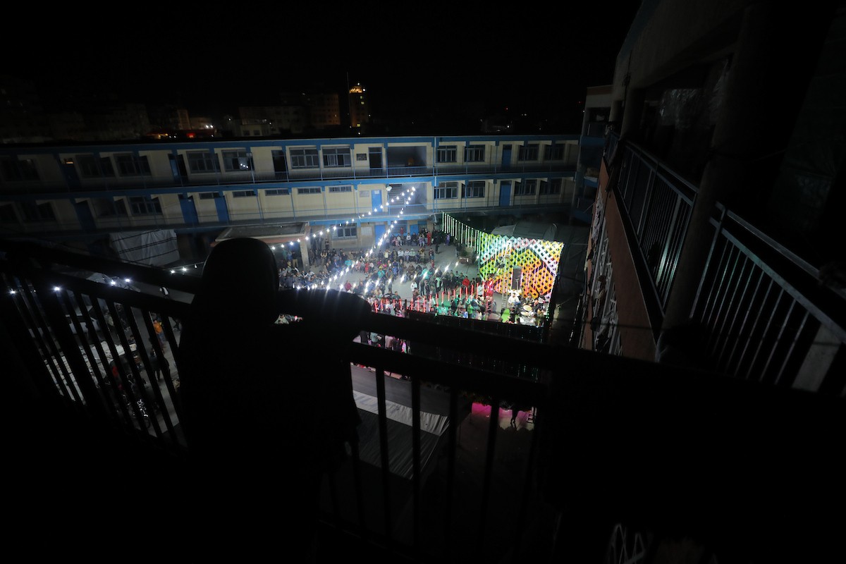 فلسطينيون نازحون يشاركون في حفل زفاف الشاب ماهر حمدية داخل مدرسة حُوّلت إلى مأوى في مخيم النصيرات، وسط قطاع غزة، 26 أبريل/نيسان 2026. (تصوير: حسن الجديدي)