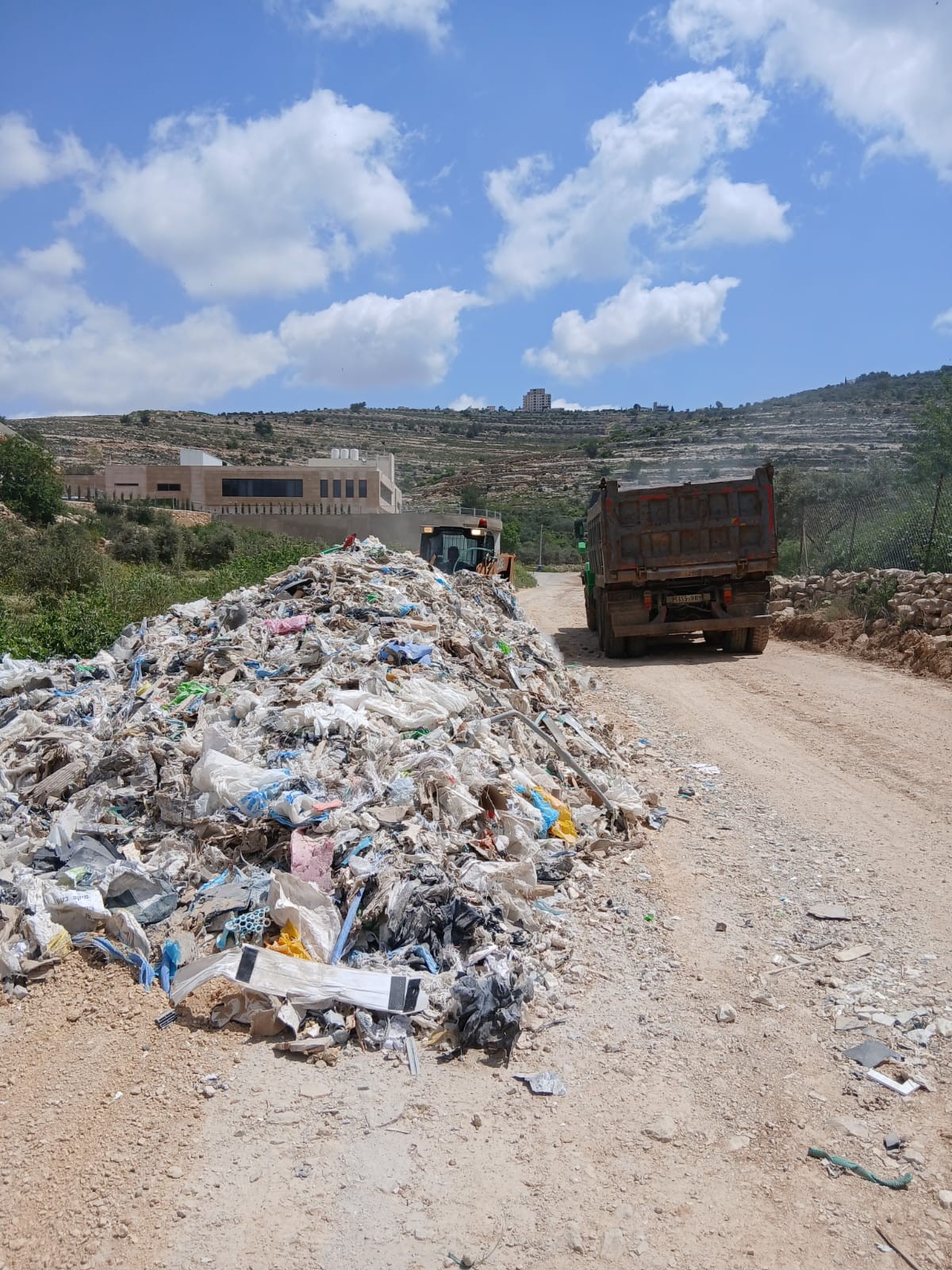 سلطة جودة البيئة تستجيب لمناشدة المواطنين في بلدة بدو وتزيل بؤرة نفايات عشوائي