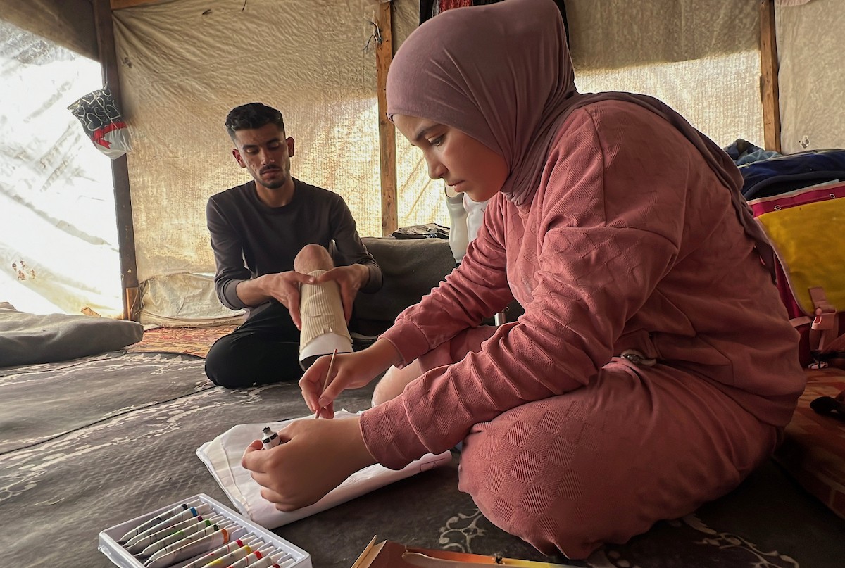 منة وائل عاشور (12 عاماً) وشقيقها فايز (24 عاماً) يعيشان في خيمة نزوح بمدينة دير البلح وسط قطاع غزة، بعد أن فقدا أطرافهما جراء هجوم إسرائيلي قبل نحو تسعة أشهر، 16 أبريل/نيسان 2026. صورة: يوسف أبو طفة