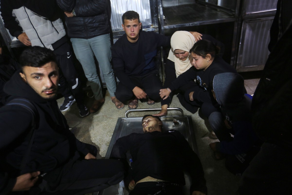 ودّع فلسطينيون جثامين 5 مواطنين بينهم 3 أطفال في مستشفى الشفاء بمدينة غزة، وكانوا قد سقطوا ليلة أمس في غارة إسرائيلية بمنطقة بيت لاهيا شمال قطاع غزة. 23 أبريل/نيسان 2026. صورة: بلال أسامة