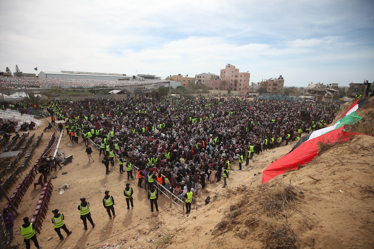 حفل زفاف جماعي لنحو 300 عروس وعريس، تحت عنوان فستان الفرح 2، نظمته مؤسسة الفارس الشم في دير البلح، وسط قطاع غزة، في 24 أبريل/نيسان 2026، (صورة: معز صالحي)